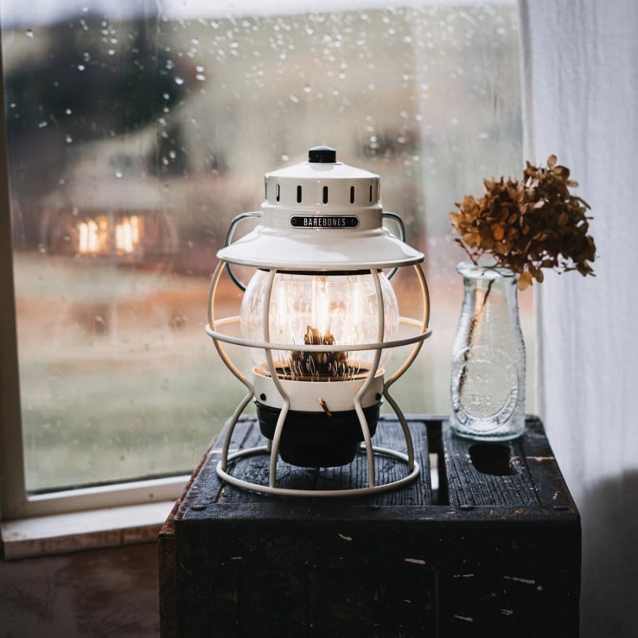 felinar_barebones_liv_180_alb_vintage_lumina_led_reglabila_lifestyle_1